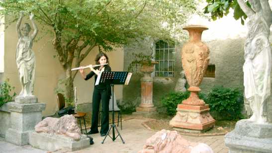 accoglienza musicale nei giardini della biblioteca comunale