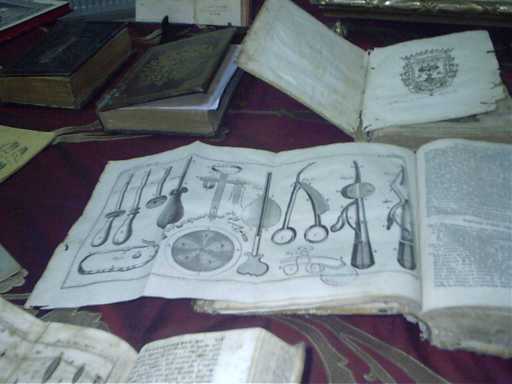 illustrazione di antichi strumenti chirurgici