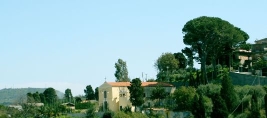 foto della chiesa, immersa nel verde