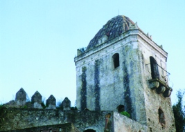 foto della torre del palazzetto adiacente al tempietto