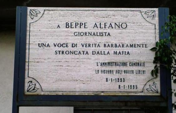 foto della lapide in memoria di Giuseppe Alfano