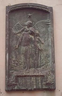 lapide in bronzo in memoria dei caduti della famiglia Arcodaci