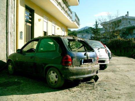 foto auto danneggiata in via dei Martiri