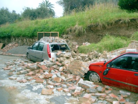 foto auto danneggiate dal crollo di un muro