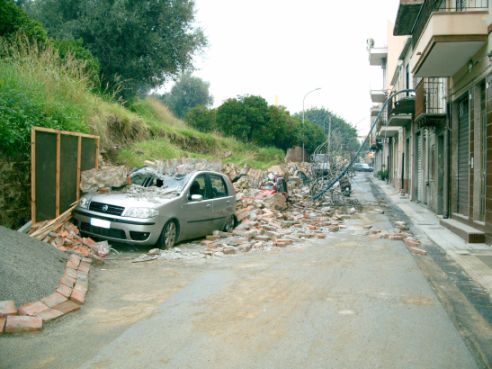 foto auto danneggiate dal crollo di un muro