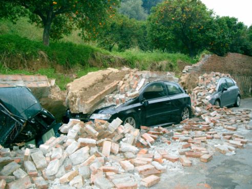 foto auto danneggiate dal crollo di un muro