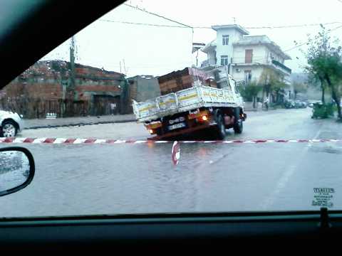 foto di un camion bloccato  per il cedimento di una condotta fognaria