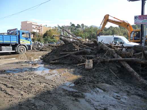 foto detriti e mezzi movimento terra