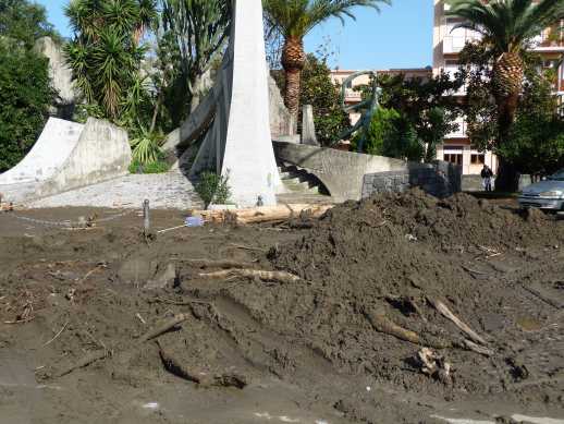 cumuli di fango, sullo sfondo il monumento ai caduti