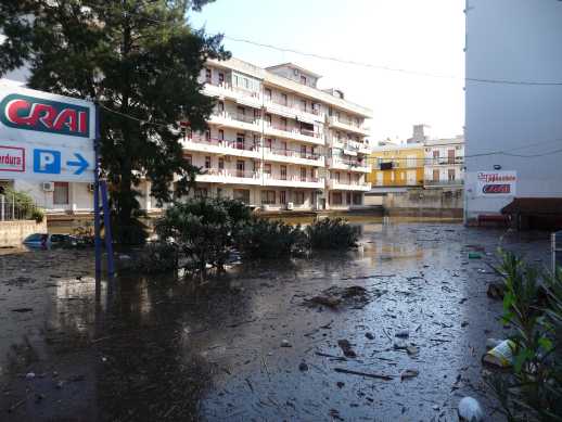 locali del supermercato,parcheggi e depositi,posti di fronte al palazzo dei servizi demografici, allagati da diversi metri d