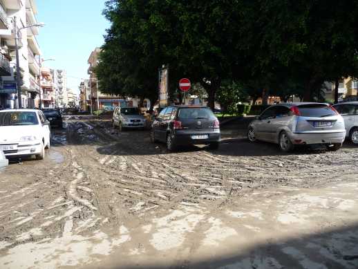 piazza Alfano, parzialmente ripulita dal fango