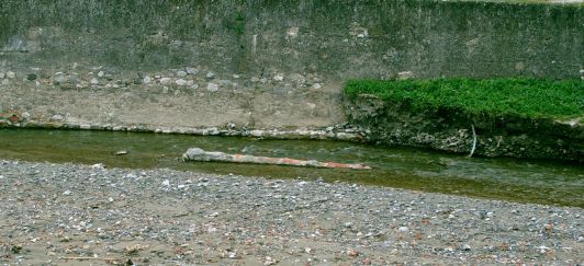 tubatura in terracotta nel greto del torrente difronte al Liceo Classico