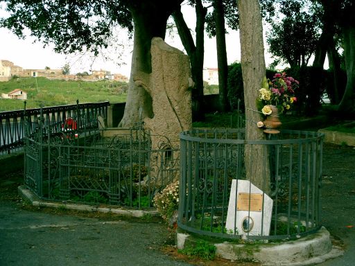 foto del monumento posto dinanzi l'ingresso del cimitero