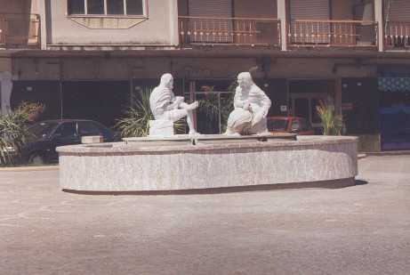 foto fontana raffigurante Longano e Idria