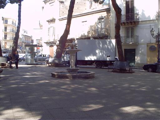 foto della fontana posta al centro della piazza