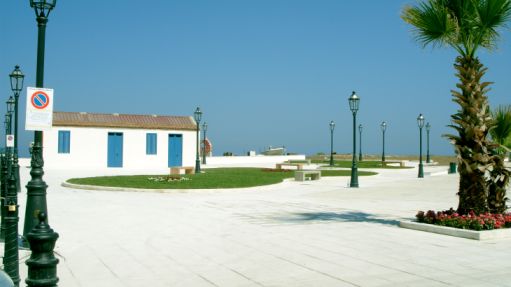 foto della piazza - la sede della vecchia cooperativa dei pescatori