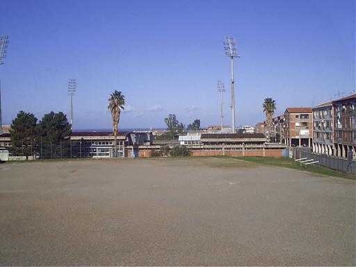 in primo piano il campo di calcio, sullo sfondo la piscina